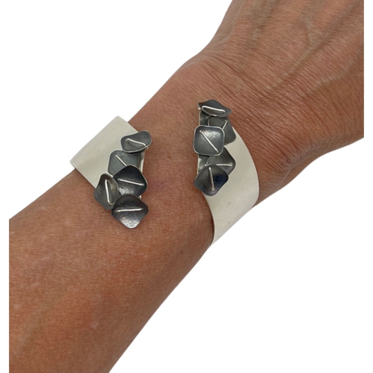 Twisted Cluster Cuff