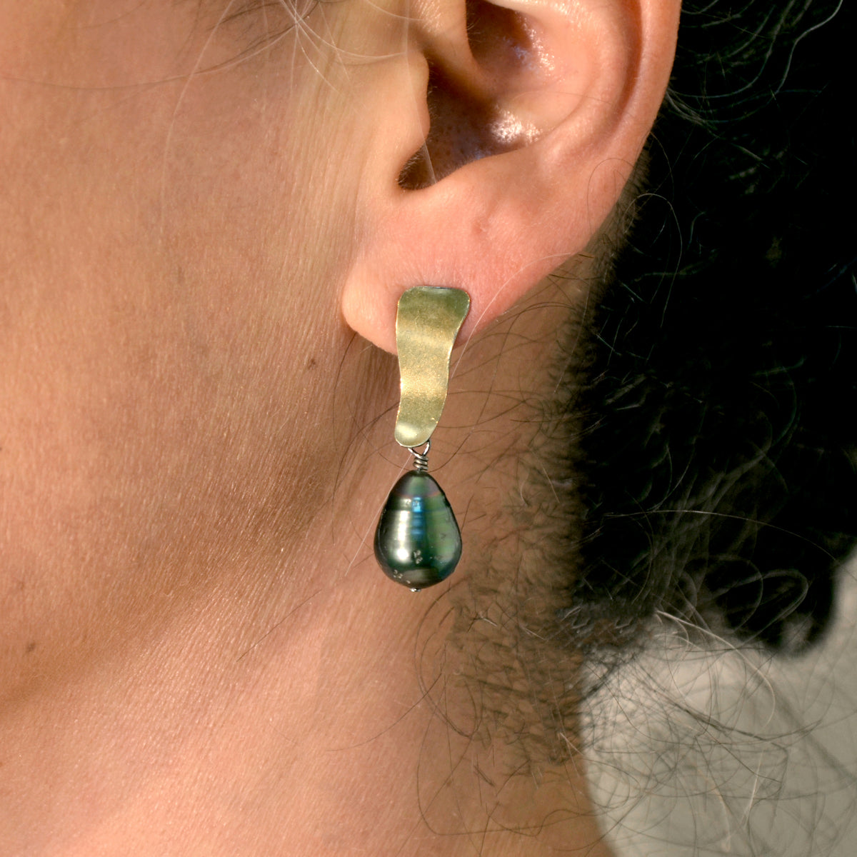 Suzanne Schwartz wearing 22k Short Pearl Hanging Earrings with Tahitian Pearls