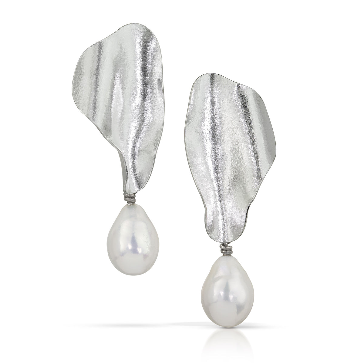 Suzanne Schwartz Wave of Grace Pearl Earring